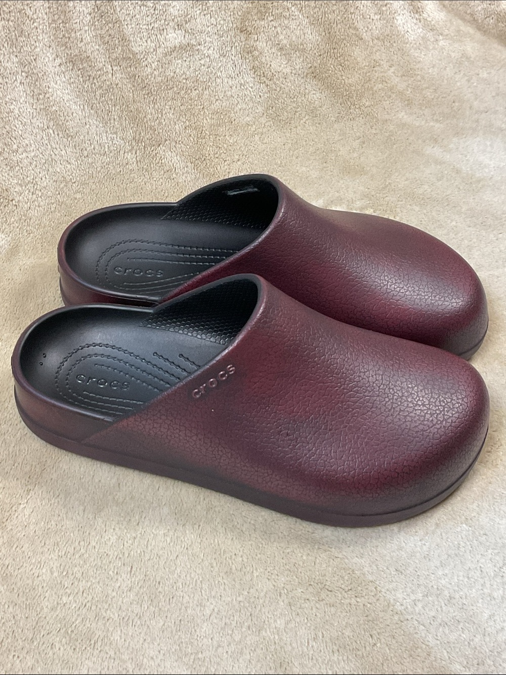 CROCS Unisex Dylan Slip-On Clog - Burgundy/Black 7/9
